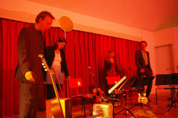 04_esq_on_stage